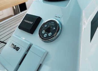 Rent a sailboat in Yes marina - Bavaria C38