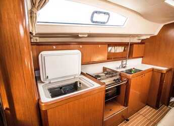 Rent a sailboat in Ormos Panagias - Oceanis 43