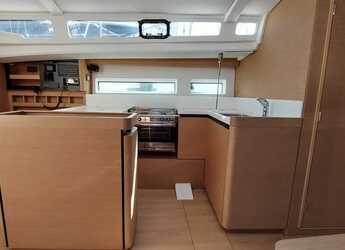 Rent a sailboat in Marina Cala de Medici - Sun Odyssey 440 - 4 cabine - 2 bagni