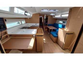 Rent a sailboat in Marina Cala de Medici - Sun Odyssey 440 - 4 cabine - 2 bagni