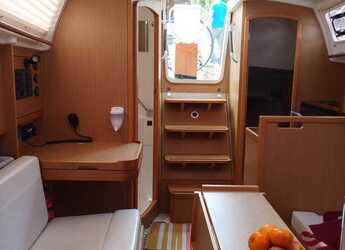 Rent a sailboat in Marina di Portorosa - Sun Odyssey 319 - 2 cab.