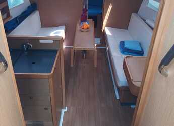 Rent a sailboat in Marina di Portorosa - Sun Odyssey 319 - 2 cab.