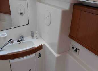 Rent a sailboat in Marina Delta Kallithea - Oceanis 43