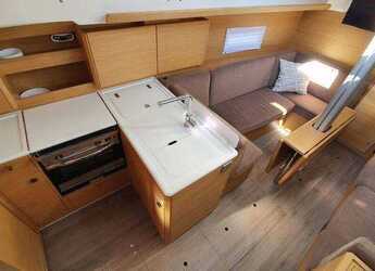 Chartern Sie segelboot in Punat - Elan E4 - 2 cab.