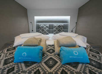 Chartern Sie katamaran in Lavrion Marina - Fountaine Pajot 47 SAONA LUX (GEN,AC,WATERMAKER)