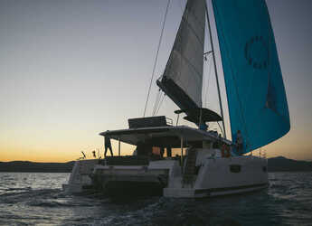 Chartern Sie katamaran in Lavrion Marina - Fountaine Pajot 47 SAONA LUX (GEN,AC,WATERMAKER)