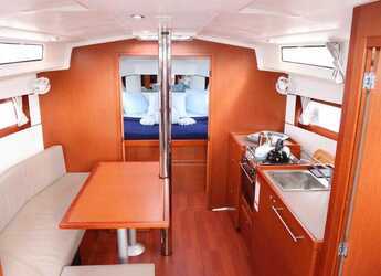 Chartern Sie segelboot in Port Purcell, Joma Marina - Oceanis 38.1 - 2 cab.