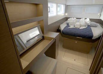 Chartern Sie motorkatamaran in Palm Cay Marina - Moorings 403 PC