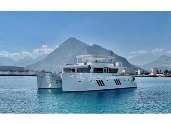 Alquilar catamarán a motor en Naviera Balear - Ocean Beast 65