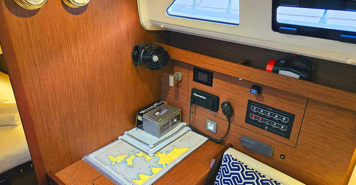 Rent a sailboat in Albatros Marina - Oceanis 40.1