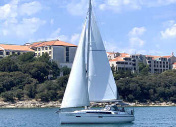 Chartern Sie segelboot in Veruda - Bavaria Cruiser 37 - 3 cab.