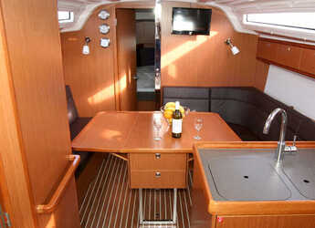 Chartern Sie segelboot in Veruda - Bavaria Cruiser 37 - 3 cab.