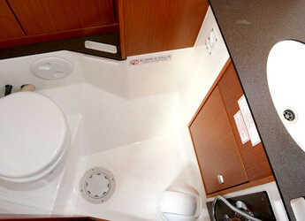 Chartern Sie segelboot in Veruda - Bavaria Cruiser 37 - 3 cab.