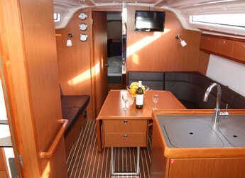 Chartern Sie segelboot in Veruda - Bavaria Cruiser 37 - 3 cab.