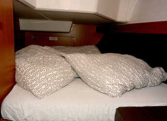 Chartern Sie segelboot in Veruda - Bavaria Cruiser 37 - 3 cab.