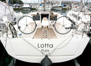 Chartern Sie segelboot in Veruda - Dufour 382 GL