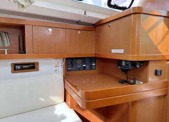 Chartern Sie segelboot in Veruda - Oceanis 34.2