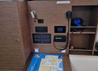 Chartern Sie segelboot in Veruda - Oceanis 37.1