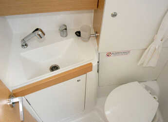 Chartern Sie segelboot in Veruda - Oceanis 38 - 3 cab.