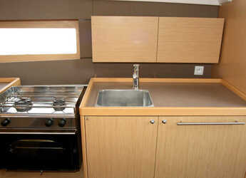 Chartern Sie segelboot in Veruda - Oceanis 38 - 3 cab.