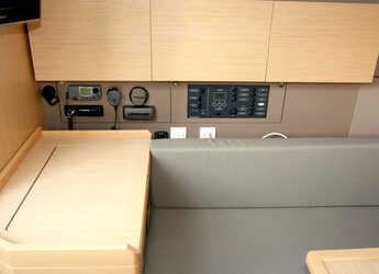 Chartern Sie segelboot in Veruda - Oceanis 38 - 3 cab.