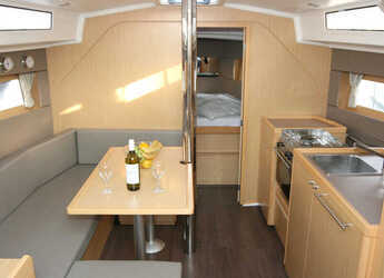 Chartern Sie segelboot in Veruda - Oceanis 38 - 3 cab.