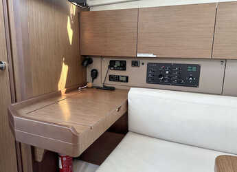 Chartern Sie segelboot in Veruda - Oceanis 38.1