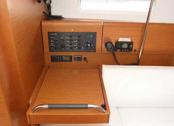 Chartern Sie segelboot in Veruda - Sun Odyssey 389