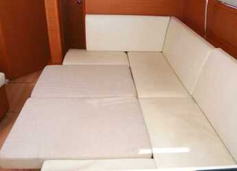 Chartern Sie segelboot in Veruda - Sun Odyssey 439