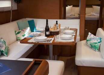 Chartern Sie segelboot in Nea Peramos - Sun Odyssey 519 -  5 cabs