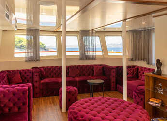 Rent a yacht in Split West Harbour - Motoryacht Yolo