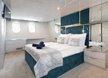 Rent a yacht in Split West Harbour - Motoryacht Yolo