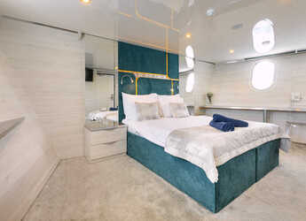 Rent a yacht in Split West Harbour - Motoryacht Yolo