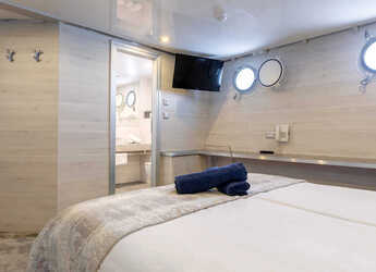 Rent a yacht in Split West Harbour - Motoryacht Yolo