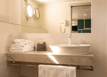 Rent a yacht in Split West Harbour - Motoryacht Yolo