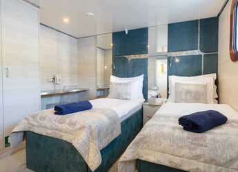 Rent a yacht in Split West Harbour - Motoryacht Yolo