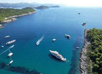 Rent a yacht in Split West Harbour - Motoryacht Yolo