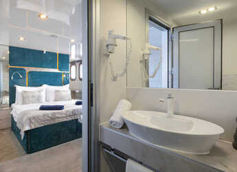 Rent a yacht in Split West Harbour - Motoryacht Yolo