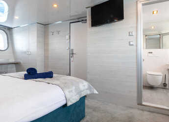 Rent a yacht in Split West Harbour - Motoryacht Yolo