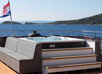 Rent a yacht in Split West Harbour - Motoryacht Yolo