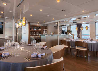 Rent a yacht in Split West Harbour - Motoryacht Yolo