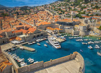 Rent a yacht in Split West Harbour - Motoryacht Yolo