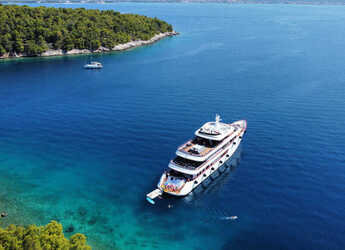 Rent a yacht in Split West Harbour - Motoryacht Yolo