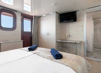 Rent a yacht in Split West Harbour - Motoryacht Yolo