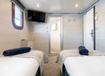 Rent a yacht in Split West Harbour - Motoryacht Yolo