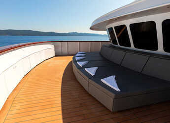 Rent a yacht in Split West Harbour - Motoryacht Yolo