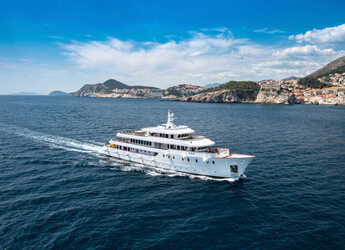 Rent a yacht in Split West Harbour - Motoryacht Yolo