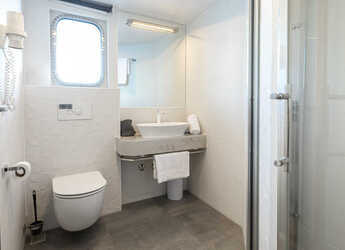 Rent a yacht in Split West Harbour - Motoryacht Yolo