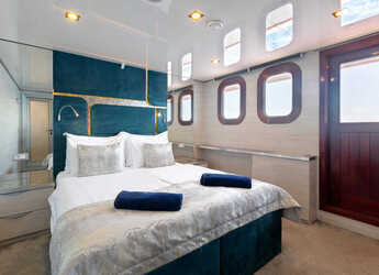 Rent a yacht in Split West Harbour - Motoryacht Yolo