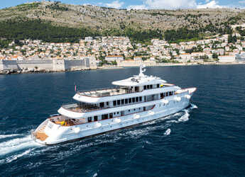 Rent a yacht in Split West Harbour - Motoryacht Yolo